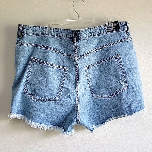 [*3 Items For $20 In Bundle*] Divided H&M high waisted curvy fit shorts - Picture 5 of 7